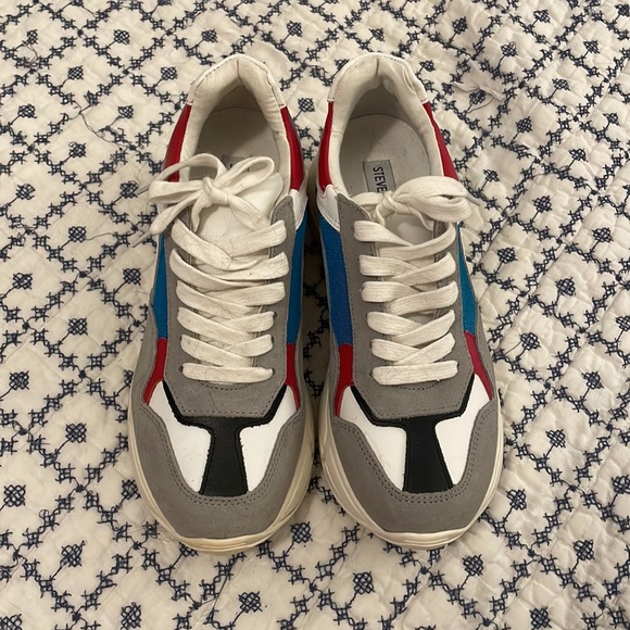 Never worn Steve Madden tennis shoes. Size 8 - Picture 2 of 7